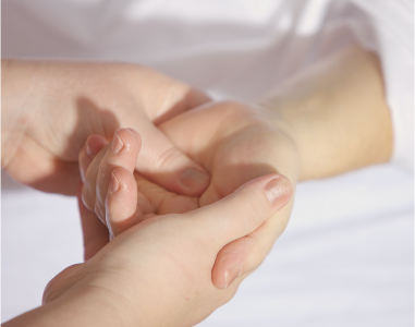 Bild zum Thema Gesundheitsmanagement zeigt Hände, die eine andere Hand halten